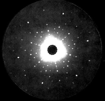 Рис. 7. ЛАУЭГРАММА. Через неподвижный кристалл пропускается рентгеновское излучение широкого спектрального диапазона. Дифракционным пучкам соответствуют пятна на лауэграмме.