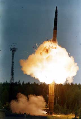 ТВЕРДОТОПЛИВНАЯ МБР SS-25, поступившая на вооружение вооруженных сил СССР в 1985, рассчитана на ядерный заряд мощностью 550 кт.