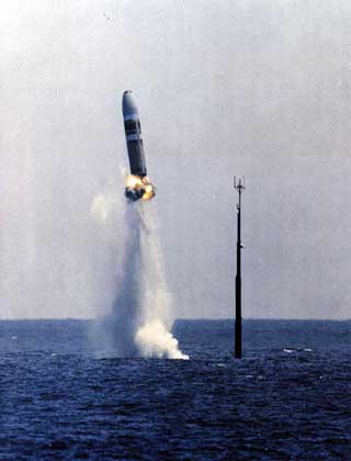 СТАРТ БАЛЛИСТИЧЕСКОЙ РАКЕТЫ Трайдент. Справа видна мачта атомной подводной лодки, запустившей ракету.
