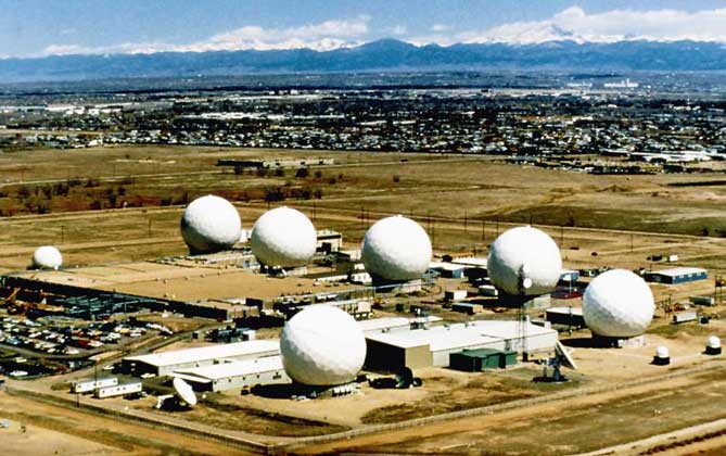 В СИСТЕМУ ПВО североамериканского континента входит сеть РЛС слежения, одна из которых показана на снимке (Шемья, Аляска).