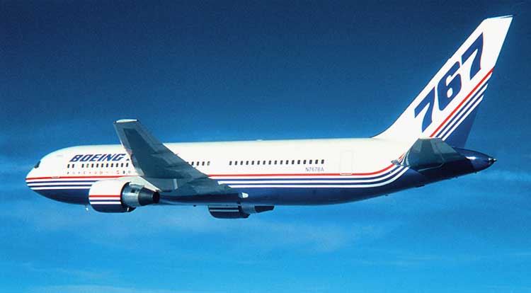 САМОЛЕТ БОИНГ-767, представляющий последнее поколение пассажирских самолетов компании Боинг - одного из ведущих авиапроизводителей США.