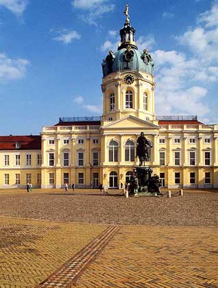 ДВОРЕЦ ШАРЛОТТЕНБУРГ в Берлине (конец 17 в.). У входа - конная статуя Фридриха Вильгельма (1620-1688).