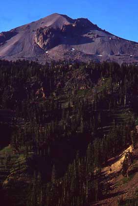 ВЕРШИНА ВУЛКАНА ЛАССЕН-ПИК (Каскадные горы, США), последние извержения которого происходили в 1914-1921. Однако термальные источники и грязевые гейзеры свидетельствуют о его активности.