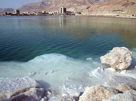 МЕРТВОЕ МОРЕ - большое бессточное озеро между Израилем и Иорданией.