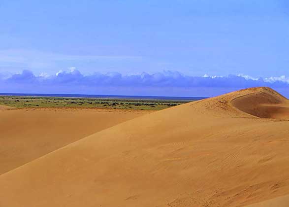 ЛАНДШАФТ ПУСТЫНИ ГОБИ, занимающей обширные территории Монголии и Северного Китая. На заднем плане горы Монгольского Алтая.