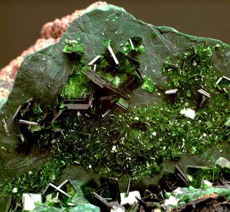 МАЛАХИТ - основной карбонат меди, имеет окраску от светлозеленой до темнозеленой.