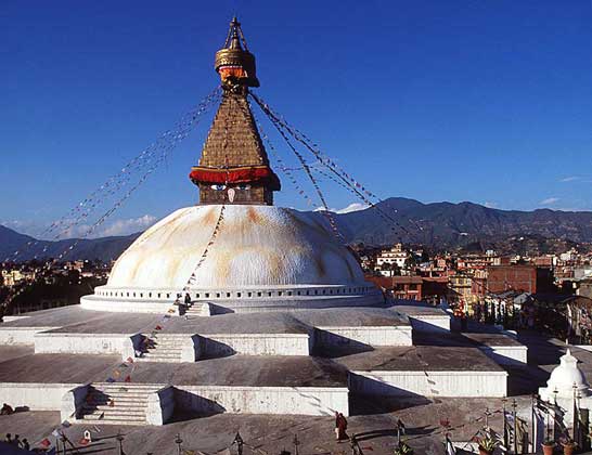 БУДДИЙСКАЯ ПАГОДА близ Катманду - крупнейшая в мире.