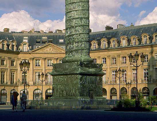 ВАНДОМСКАЯ ПЛОЩАДЬ (ПАРИЖ). В центре - колонна в честь победы французской армии под Аустерлицем.