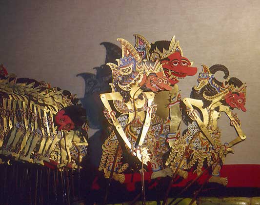 СЮЖЕТЫ ИНДИЙСКОГО ЭПОСА РАМАЯНА И МАХАБХАРАТА представляет индонезийский теневой театр ваянг-кулит.