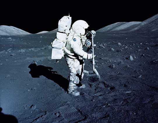 Г. ШМИТТ собирает образцы лунного грунта во время экспедиции Аполлона-17.