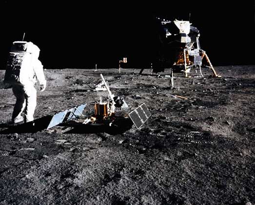 Э. ОЛДРИН НА ЛУНЕ вблизи посадочно-взлетного блока Игл (экспедиция Аполлон-11).