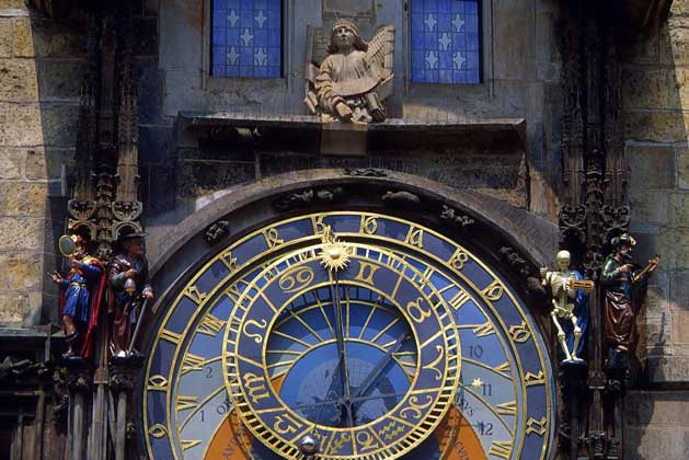 БАШЕННЫЕ ЧАСЫ в старом центре Праги (1490).