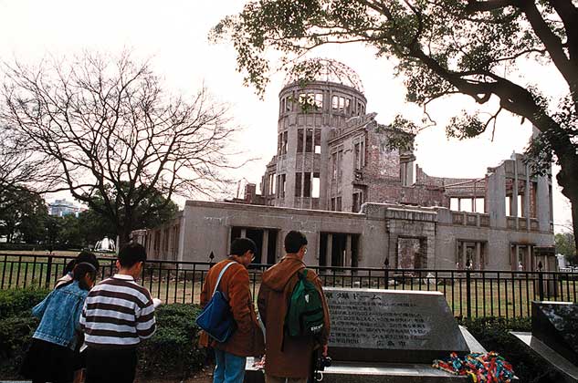 ХИРОСИМА. Мемориальный парк, посвященный жертвам американских атомных бомбардировок.