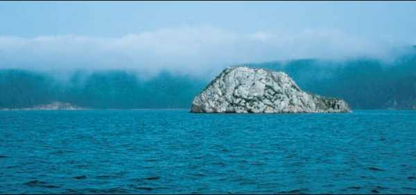 Остров Покойницкий камень. Чивыркуйский залив Байкала