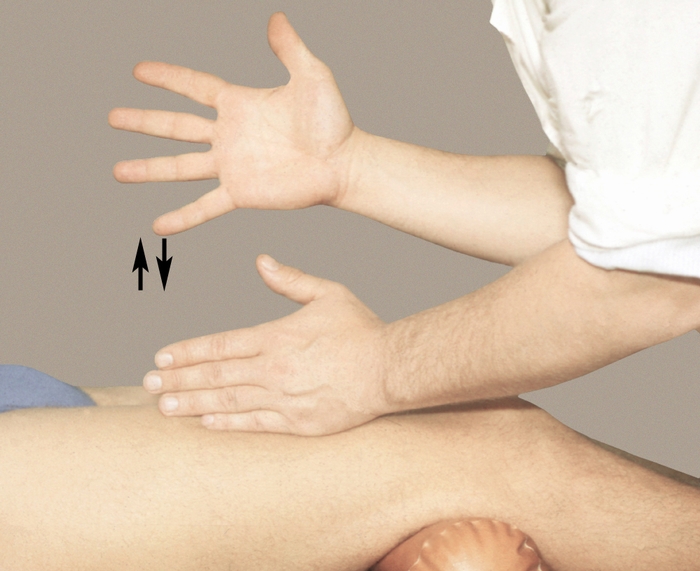 Рис. 4а). Основные приемы массажа. Приемы вибрации — прием рубления обеими руками в области спины. Пальцы руки, находящейся сверху, выпрямлены и разомкнуты, в момент удара они смыкаются с характерным звуком