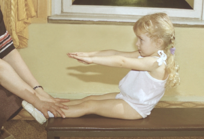 Рис. 6. Упражнения, рекомендуемые для детей старшего возраста: присаживание из положения лежа на спине на гимнастической скамейке
