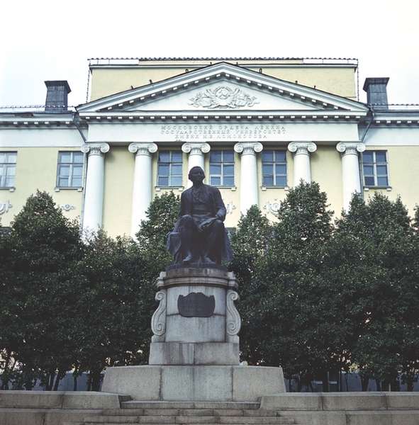 Памятник М.В. Ломоносову перед зданием Московского университета