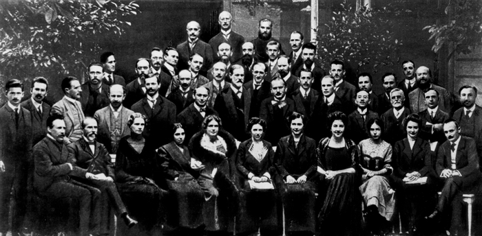 С. Фрейд (в центре) с группой своих последователей