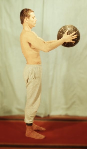Рис. 12ч). Физические упражнения для восстановления функции плечевого сустава с дополнительным отягощением и эспандером: упражнение с набивным мячом