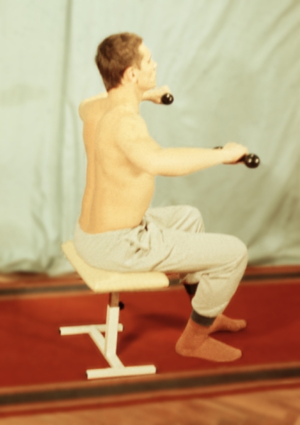 Рис. 12у). Физические упражнения для восстановления функции плечевого сустава с дополнительным отягощением и эспандером: упражнение с гантелями
