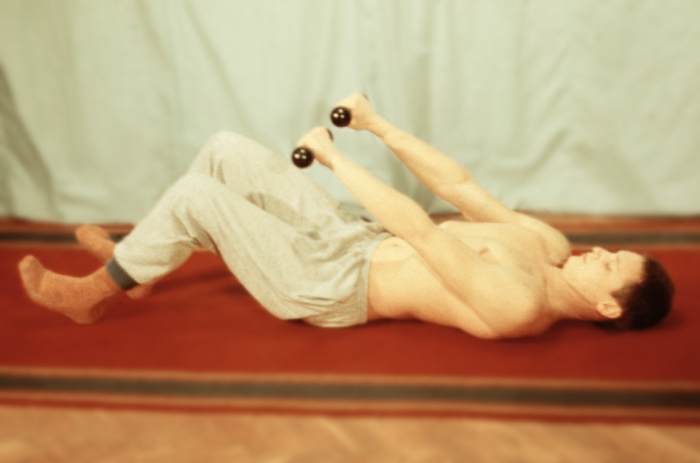 Рис. 12б). Физические упражнения для восстановления функции плечевого сустава с дополнительным отягощением и эспандером: лежа на спине с гантелями