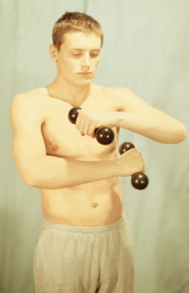Рис. 12ф). Физические упражнения для восстановления функции плечевого сустава с дополнительным отягощением и эспандером: упражнение с гантелями