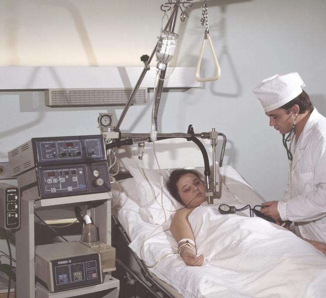 Медикаментозная кома это. Аппарат ИВЛ "Спирон-202". Аппараты искусственной вентиляции легких (ИВЛ). В реанимации под аппаратом.