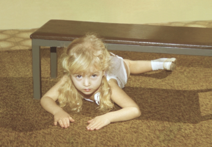 Рис. 9. Упражнения, рекомендуемые для детей старшего возраста: пролезание под гимнастической скамейкой
