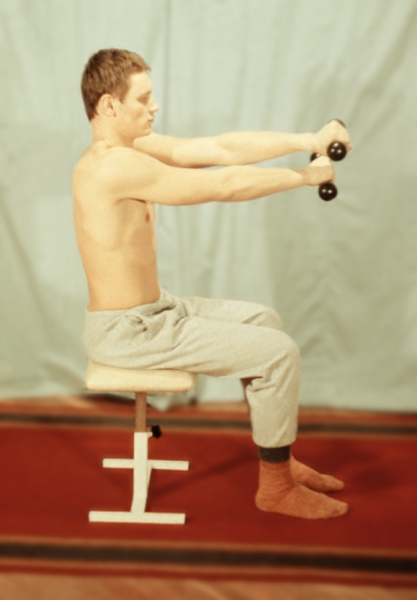 Рис. 12т). Физические упражнения для восстановления функции плечевого сустава с дополнительным отягощением и эспандером: упражнение с гантелями