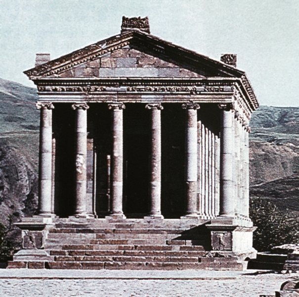 Языческий храм Гарни (расположен на территории вблизи современного Еревана). 1—2 вв. н. э