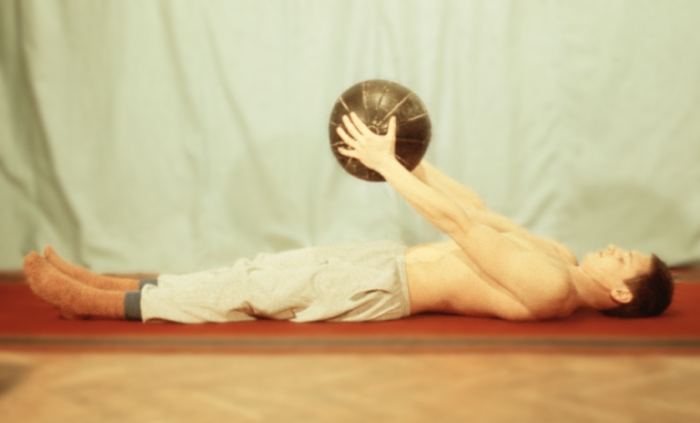 Рис. 12г). Физические упражнения для восстановления функции плечевого сустава с дополнительным отягощением и эспандером: поднимание набивного мяча (масса 5 кг)