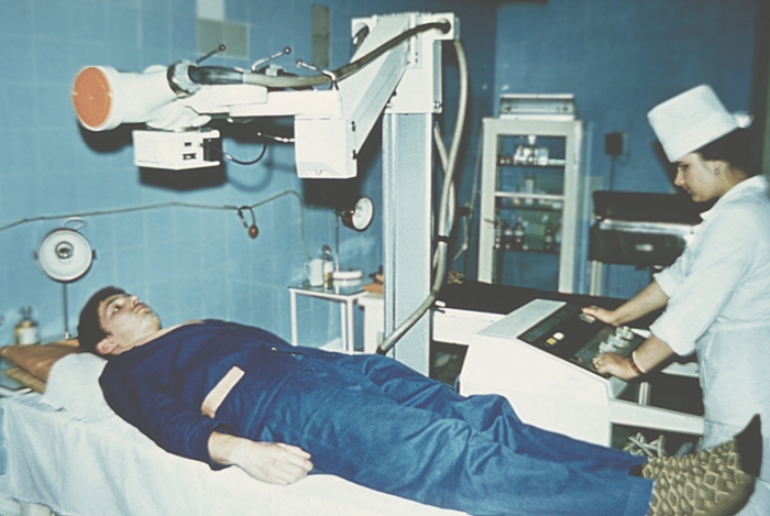 Рис. 5. Исследование больного с помощью передвижного (палатного) диагностического рентгеновского аппарата 12П6