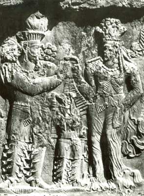 Ардвисура Анахита вручает символ царской власти шаху Нарсе.