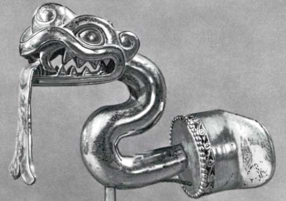 Золотой ритуальный змей с раздвоенным языком.