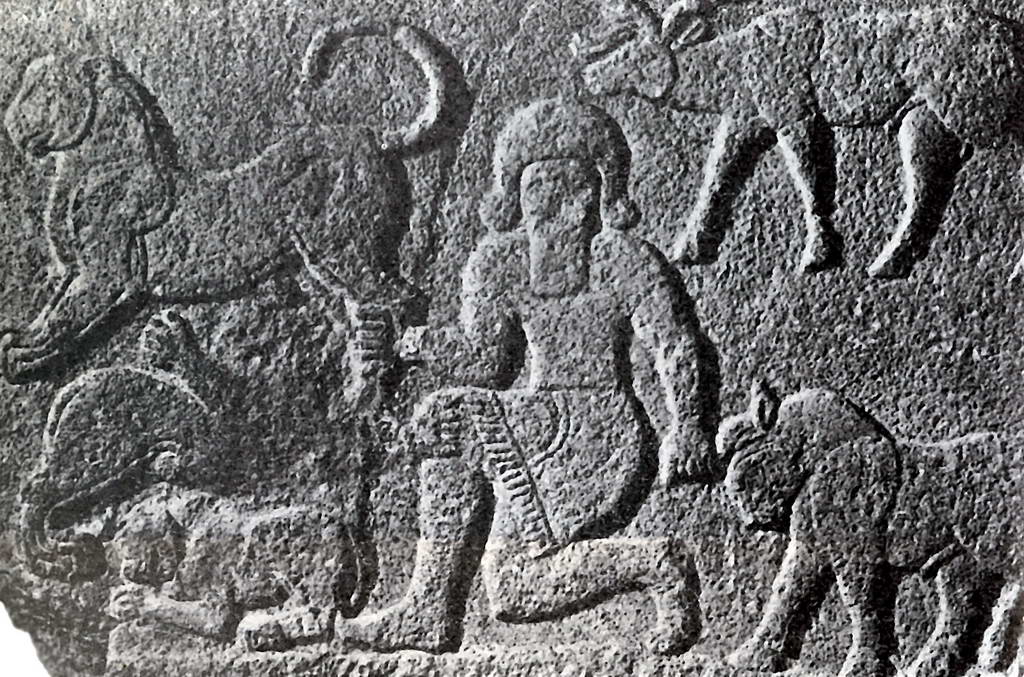 Позднехеттский или сиро-хеттский рельеф ассиризирующего стиля из Кархемиша. Герой типа Гильгамеша с дикими животными.  11 в. до н.э.