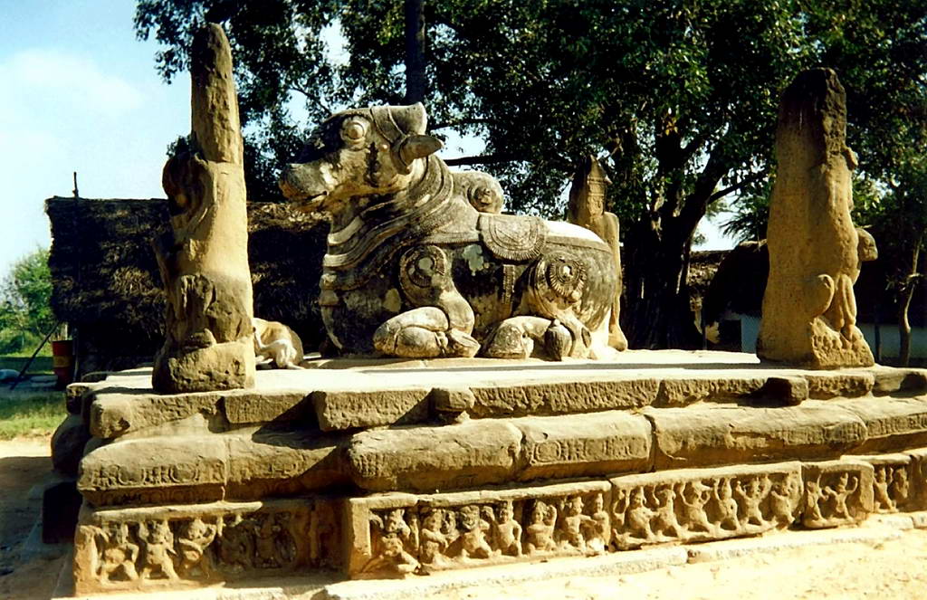 Нандин перед храмом Кайласанатхар. 7 в.