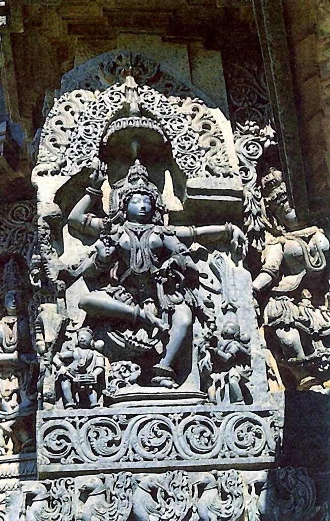 Натья Сарасвати. Скульптура из храма в Хойсалешвары.