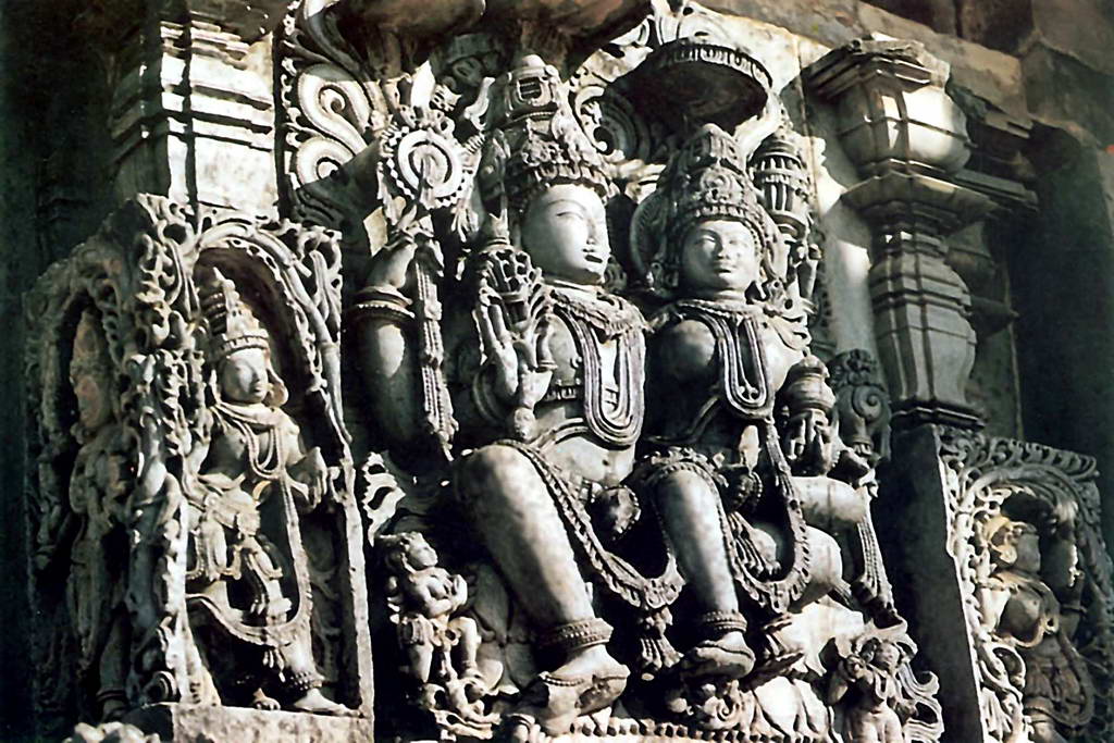Вишну и Лакшми из храма Хойсалешвара. 12 в.