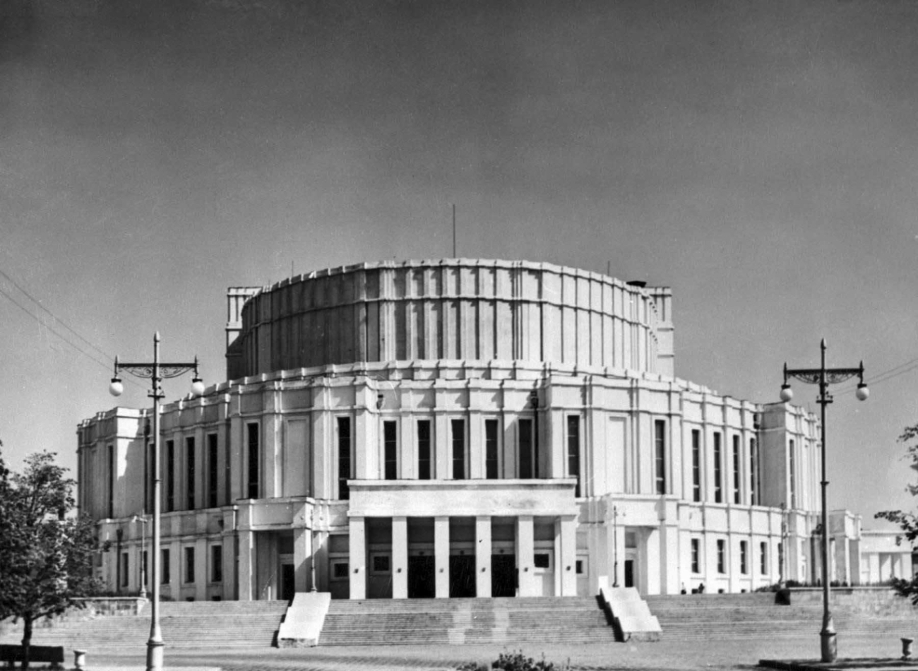 Белорусский Большой театр оперы и балета. 1935 - 1937. Архитектор И. Г. Лангбард.