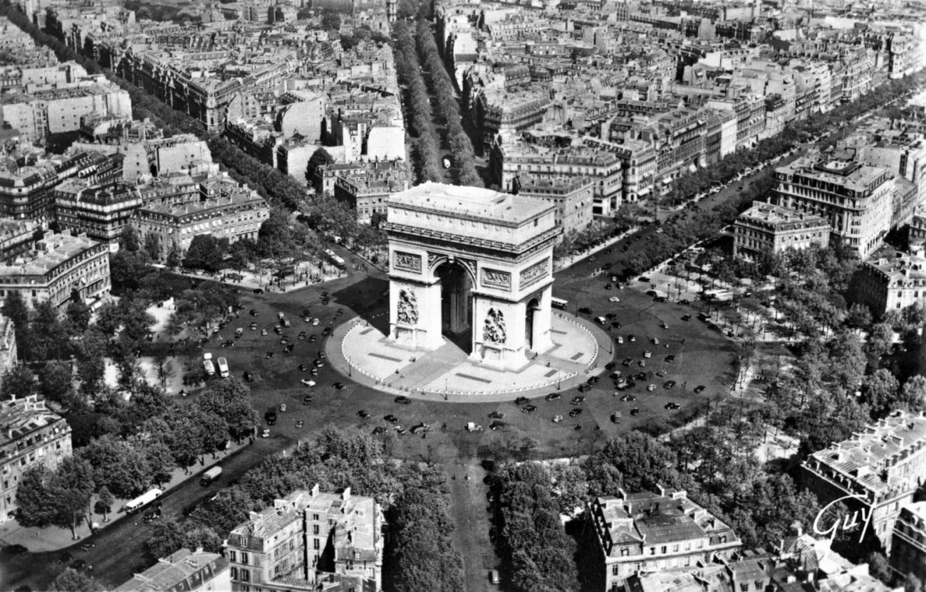 Площадь де Голля в Париже; в центре - триумфальная арка (1806 - 1837, архитектор Ж. Ф. Шальгрен).