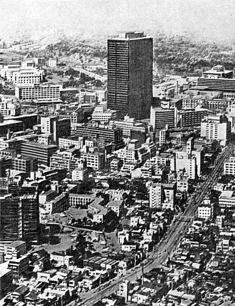 Панорама города со зданием 