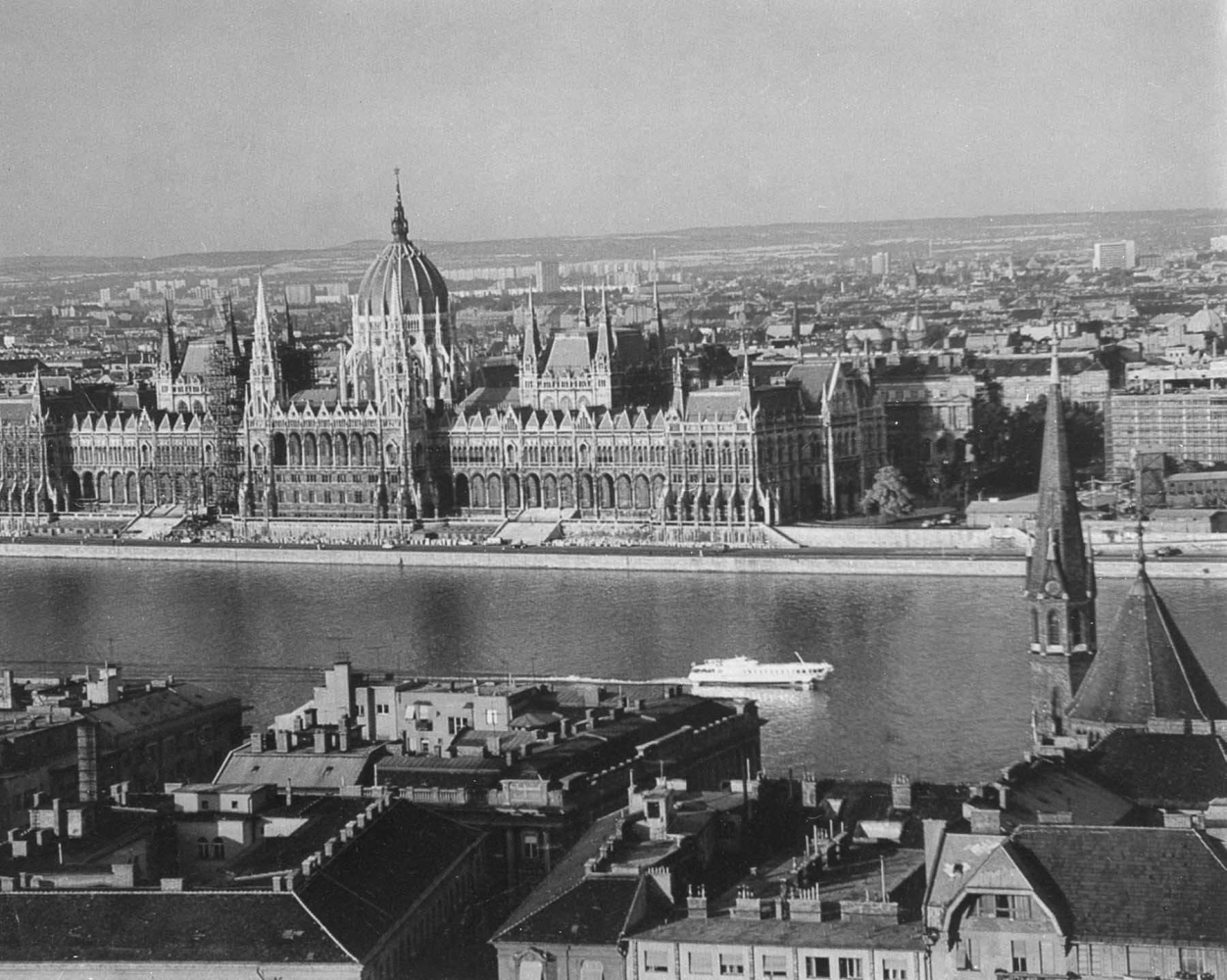 Вид на район Пешт и здание парламента (1884 - 1896, архитектор И. Штейндль).