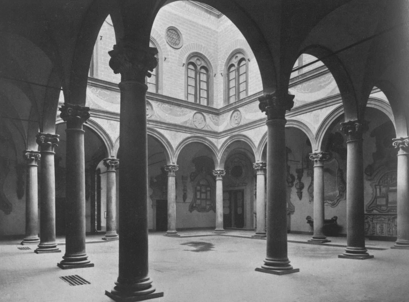 Микелоццо ди Бартоломмео. Дворец Медичи-Риккарди во Флоренции. 1444 - 1460. Внутренний двор.