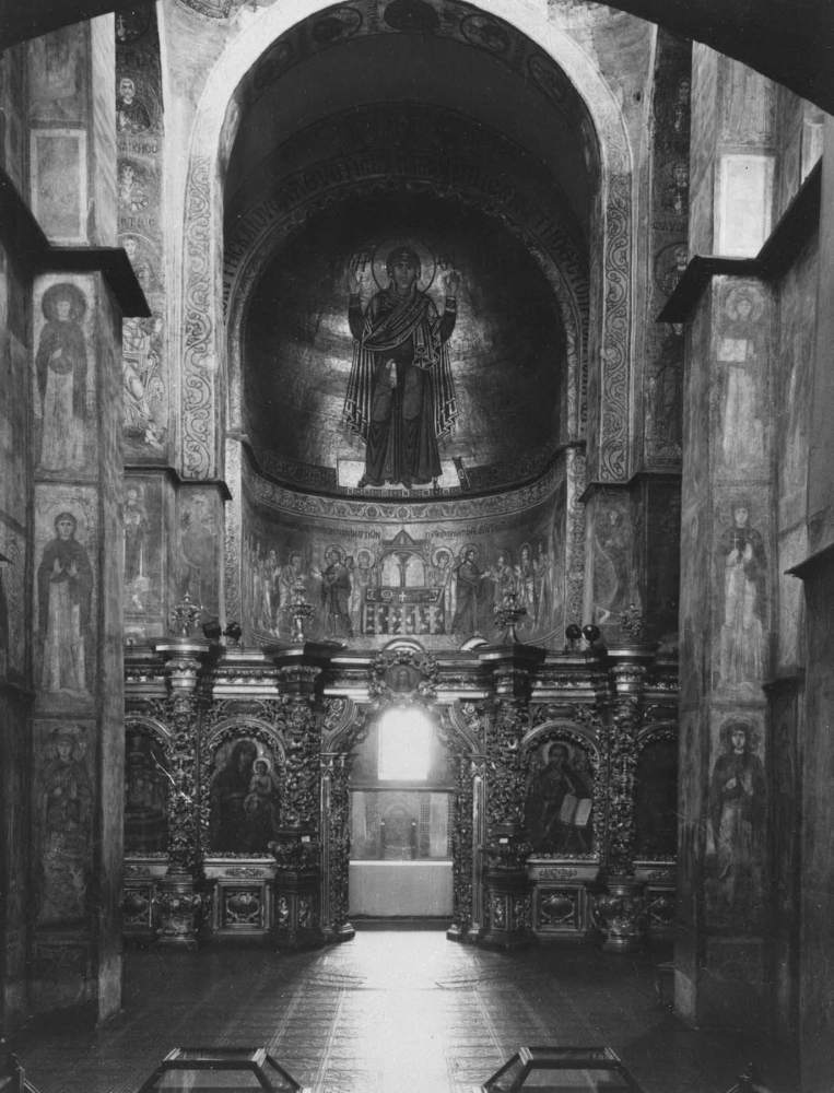 Софийский собор в Киеве. Заложен в 1037. Интерьер с фигурой Оранты в главной апсиде.