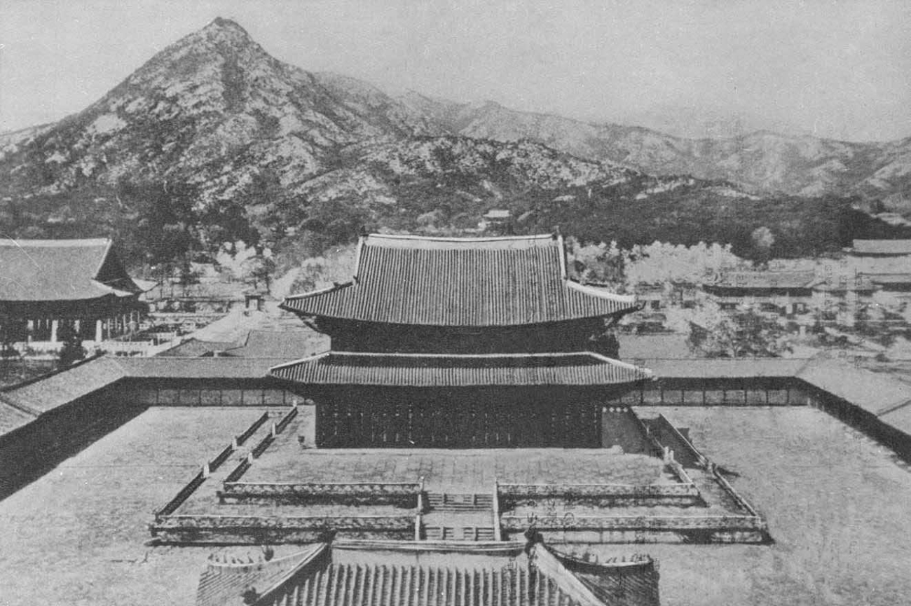 Тронный зал дворца Кёнбоккун в Сеуле. 1394 - 1396.