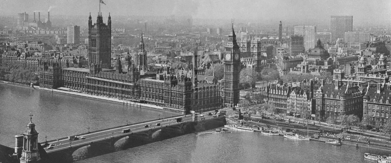 Вид центра города со стороны р. Темза. Слева - здание парламента (1840 - 1868. архитекторы Ч. и Э. Бэрри).