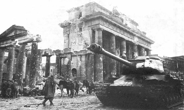         В феврале 1944 года имевшиеся в составе Красной Армии полки прорыва, укомплектованные танками KB, были переведены на новые штаты. Одновременно началось формирование новых частей, оснащенных машинами ИС, которые стали именоваться тяжелыми танковыми полками. При этом им еще при формировании присваивалось наименование 