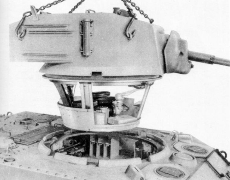 Установка башни на танк M3A3. Хорошо видна башенная корзина, по размерам которой можно составить представление о тесноте боевого отделения
