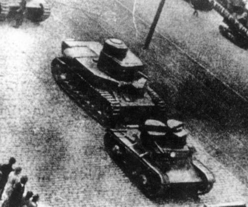         Первый день испытаний (24 июля 1930 года) не принес никаких неожиданностей, но и восторгов тоже. Танк вел себя почти не отличаясь от Т-12. Через три дня было назначено опробование орудия, которое вместе с башней переставили с Т-12, и тут случилось ЧП. 26 июля 1930 года у танка, двигавшегося по мягкому грунту с орудием и боекомплектом в 10 снарядов, вдруг загорелся двигатель. 