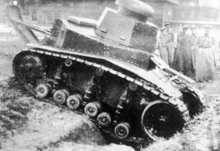         Тем не менее, срок постройки танка был выдержан и в марте 1927 года (при плане - февраль) она покинула опытный цех 